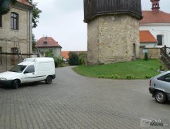 Před kostelem