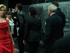 Žena v červených šatech