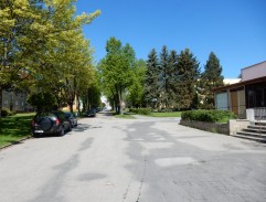 průjezd sídlištěm