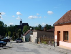 ulice před Janouchovým domem