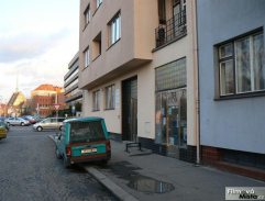 Před bydlištěm Bláhových