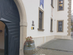 pred bránou Šalamonovho hostinca