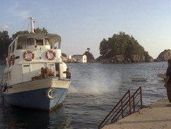 Pohled z mola na vyplouvající loď