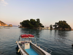 Pohled z mola na vyplouvající loď