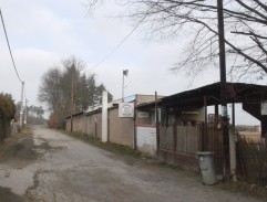 pri futbalovom ihrisku