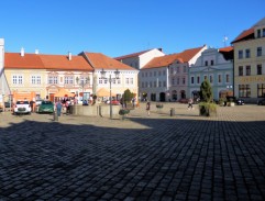 Pohled z okna na náměstí