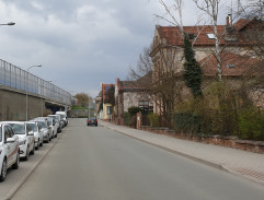 Před domem Bernauových