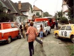 Před domem Bernauových