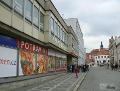 Děda Drchlík u obchodu