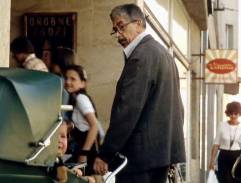 Děda Drchlík u obchodu