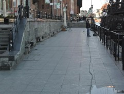 Darja utíká po nábřeží