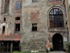 Bukowsky přijíždí na statek 