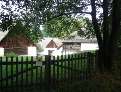 Tatínek přijíždí na statek