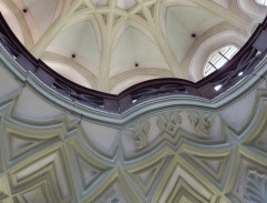 Bába z mokřin se sklání nad kolébku