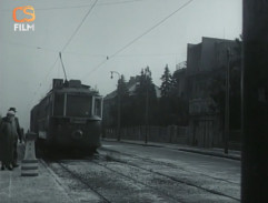 Tramvaj přijíždí na zastávku Ořechovka