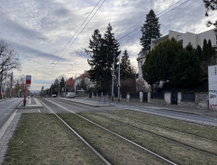 Tramvaj přijíždí na zastávku Ořechovka