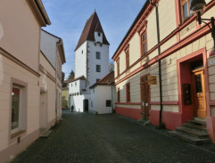 Tomáš před pekárnou