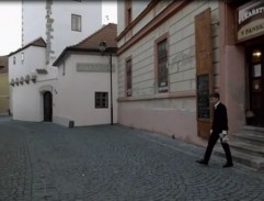 Tomáš před pekárnou