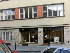 Před další kavárnou