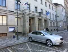 Před Ministerstvem financií