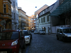 S věnci před domem