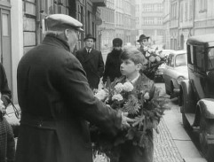 S věnci před domem