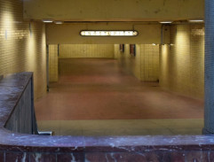 V nádražním podchodu