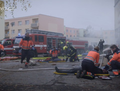 Záchranáři před činžákem