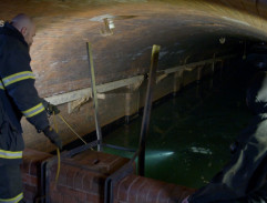 Potápěči v kanalizaci