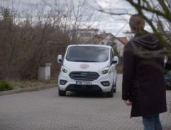 Před vilou Lucie Borhyové