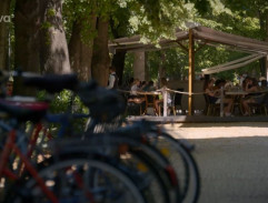 Venkovní terasa kavárny