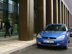 Před pojišťovnou 2