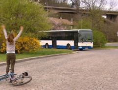 Bibi zastavuje autobus