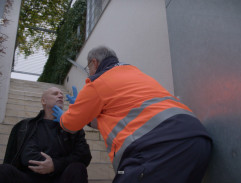 Bartáček na schodech