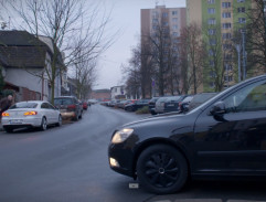 Ulice před policejní stanicí