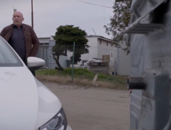 Leoš Mára u tovární haly