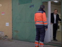 Zelené dveře tovární haly