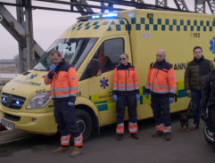 Záchranka na mostě