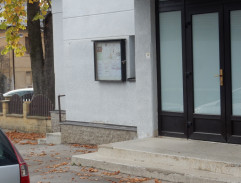 Instrukce před vchodem