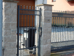 Před Seifertovým domem 1