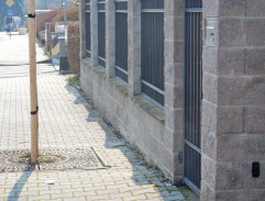 Před Seifertovým domem 2