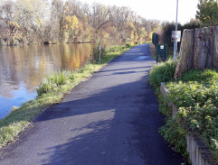 Na bruslích u řeky