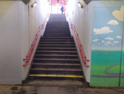 V nádražním podchodu III