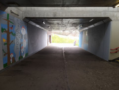 V nádražním podchodu