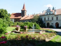 Před Průhonickým zámkem