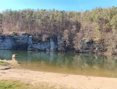 Patrik Mára u rybníka