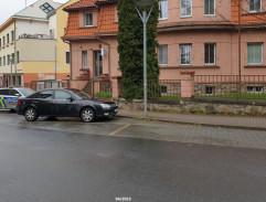 Před policejní stanicí