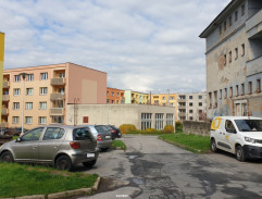 Záchranáři před činžákem