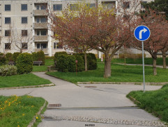 Spadlé lešení před panelákem