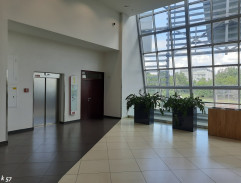 869. Couvání do zdi